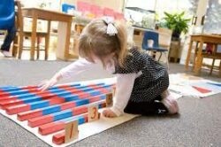 bambina che gioca montessori
