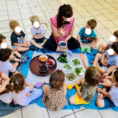 bambini e maestre con cibo