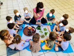 bambini e maestre con cibo